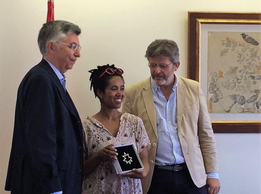 Entrega del galardón joya a Marsha Aäläm-Wärqe Davidian, ganadora del Festival con la película Fig Tree